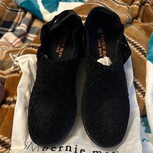 Bernie Mev Black Textured Slip-On Footwear velvet 8w